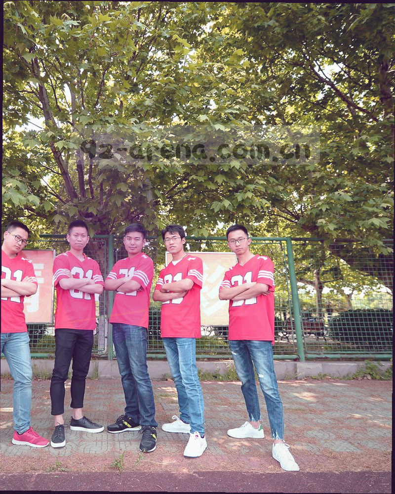 移动端比分追踪与订阅入口界面，荧光青比分条贯穿屏幕上方